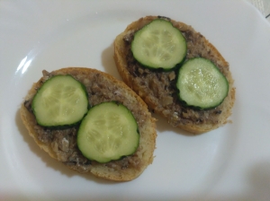 Бутерброды со шпротами и чесноком на праздник 