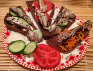 Бутерброды со шпротами и овощами на черном хлебе 