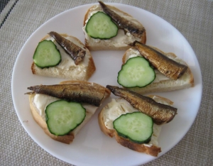 Бутерброды со шпротами, плавленым сыром и огурцом 