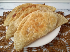 Чебуреки с яйцом и зеленым луком 