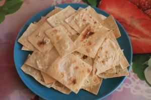 Чипсы из лаваша с чесноком и зеленью 