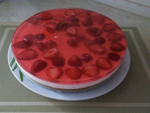 Чизкейк из творога с печеньем и клубникой без выпечки 