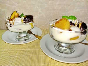 Десерт из сметаны с сухофруктами 