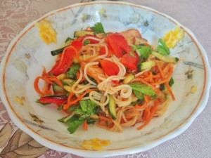 Диетическая фунчоза с курицей и овощами 