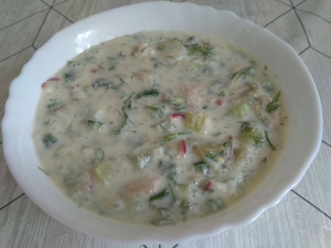 Диетическая окрошка на кефире и газированной воде с курицей 