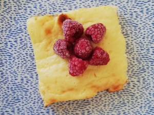 Диетическая творожная запеканка с яблоками и манкой 