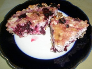 Диетическая творожная запеканка с ягодами 