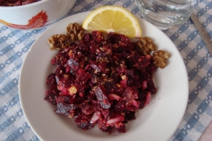 Салат из свеклы с сухариками и льняными семечками 