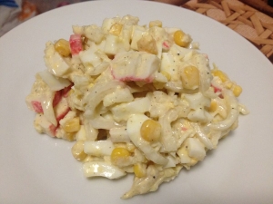 Диетический салат с кукурузой и крабовыми палочками 