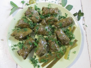 Долма с курицей и свининой в виноградных листьях 