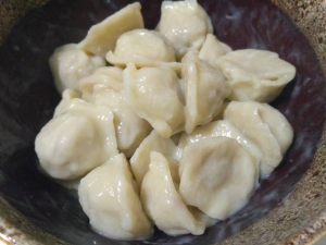 Домашние пельмени на пельменнице с мясом и из теста на воде 