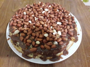 Торт с ягодным бисквитом, сгущенкой и кремом из шоколадных конфет 