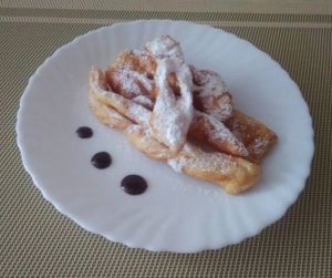 Домашний хворост с медовым сиропом 