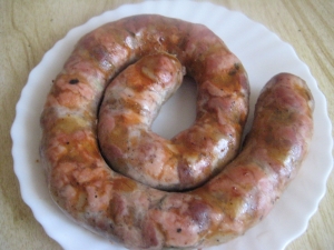 Домашняя колбаса из свинины в кишке 