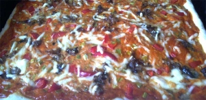 Домашняя пицца с курицей и сыром 