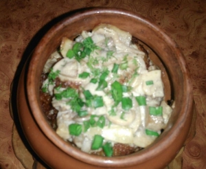 Драники в горшочке с грибами и сметаной 