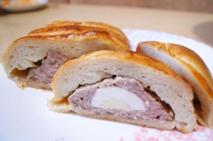 Дрожжевой пирог с мясом и яйцом 