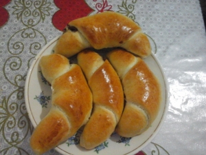 Дрожжевые рогалики с шоколадной пастой 