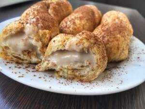 Эклеры на растительном масле с заварным банановым кремом 