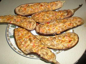 Фаршированные баклажаны с фаршем и овощами в духовке 