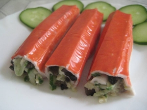 Фаршированные крабовые палочки с грибами и огурцом 