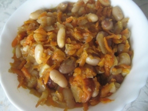 Фасоль тушеная с морковью и луком 