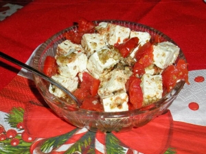 Фета маринованная в масле с орехами, травами и вялеными помидорами 