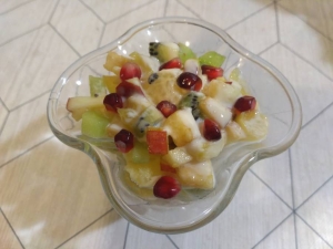 Фруктовый салат с бананом и йогуртом 