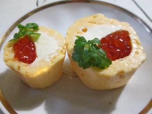 Фуршетная закуска с красной икрой и сыром 