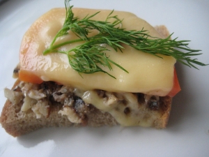 Горячие бутерброды со шпротами, сыром и помидорами запеченные в духовке 