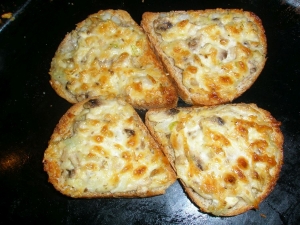 Горячие бутерброды с грибами и сыром 