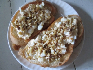 Горячие бутерброды с яйцом, сыром и орехами 