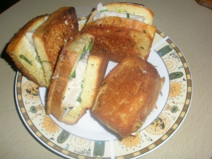 Горячие бутерброды с рыбой и яйцами на сковороде 