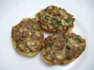 Горячие бутерброды с тунцом, сыром и яйцом 