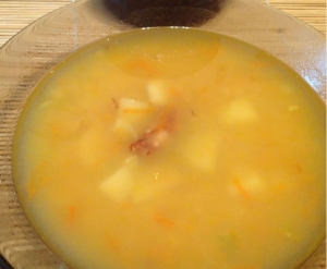 Гороховый суп в горшочке с копченостями 