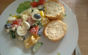 Греческий салат с брынзой и перепелиными яйцами 