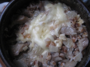 Гречка с грибами и сметаной в горшочках в духовке 