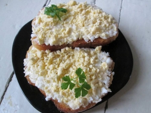 Гренки с плавленым сыром и яйцом 