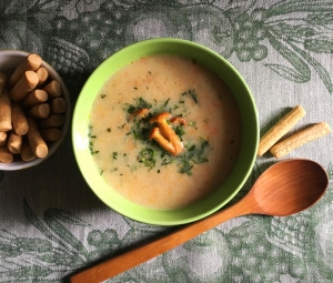 Грибной крем-суп из лисичек со сливками 