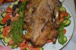 Гусь с яблоками и черносливом запеченный в духовке 