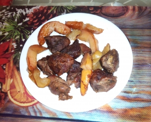 Гусь кусочками с яблоками и айвой 