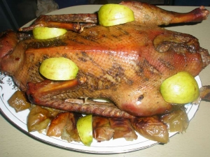 Гусь с яблоками и гречкой в рукаве 