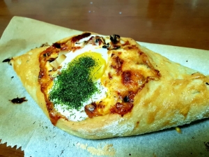 Хачапури лодочки с сыром, колбасой и грибами 