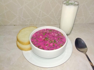 Холодный свекольник с курицей на айране (кефир и минеральная вода) 