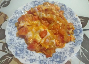 Яичница с овощами на завтрак 