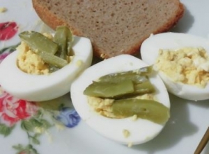 Яйца фаршированные крабовыми палочками 