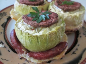 Кабачки с колбасой в духовке 