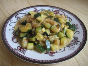 Кабачки тушеные в сметане с луком 