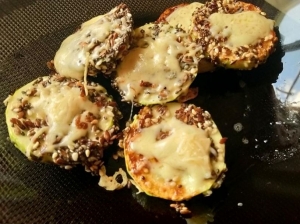 Кабачки в кунжуте, льне и чиа с сыром 