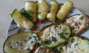 Жареные кабачки с чесноком, помидорами и майонезом 